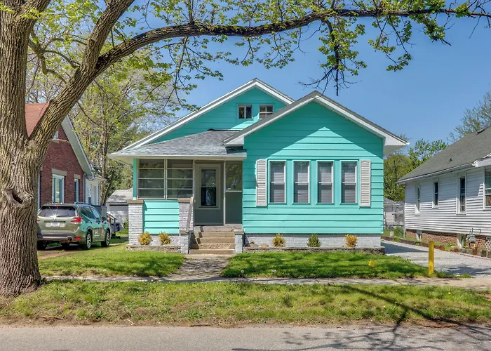 Cozy Indiana Getaway Near Washington Park Zoo!