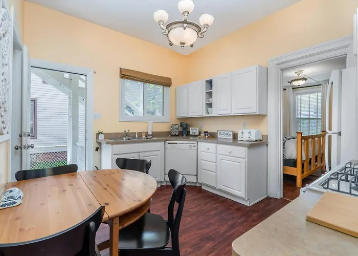 Downstairs 2 Bedroom Apt- Pet Friendly- Walking Distance To Beach & Shops