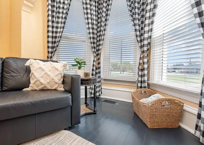 Beautiful Downstairs 1Bed 1Bth Charmer- Pet Friendly